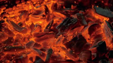 Parlayan Közlerin Süper Yavaş Hareketi ve Kıvılcımlar, 1000fps. Yüksek Hız Sinema Kamerası, 4k.