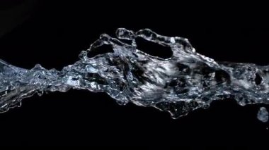 Kara Arkaplan 'daki Ultra Yavaş Su Sıçratma, Kristal Berrak Sıvı Dalgası. Yüksek Hız Sinema Kamerası, 4K.