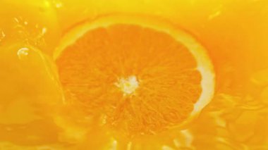 Süper Yavaş Çekim Portakal Dilimleme Taze Meyve Suyu 'na 300 metrede sıçrıyor. Yüksek Hız Sinema Kamerası, 4K.