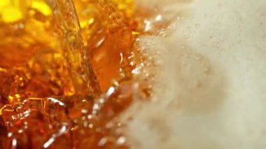 Süper Yavaş Hareket Ayrıntılı Atış. Doldurma ve Sıçratma Birası, 1000fps. Yüksek Hız Sinema Kamerası, 4k.