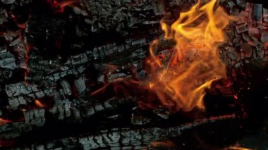 Yanmış odunlar, közler ve kıvılcımlarla yanan şöminenin süper yavaş hareketi. Yüksek Hız Sinema Kamerası, 4k.