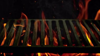 Hot Grill Grate 'in Süper Yavaş Çekimi. Alevler ve Parlayan Közlerle birlikte. Yüksek Hız Sinema Kamerası, 4K.