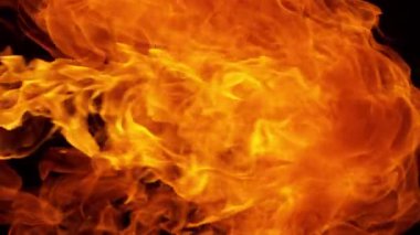 Süper Yavaş Ateş Patlaması Kara Arkaplan 'da izole edildi. 4K 'de yüksek hızlı sinema kamerasıyla çekilmiş..