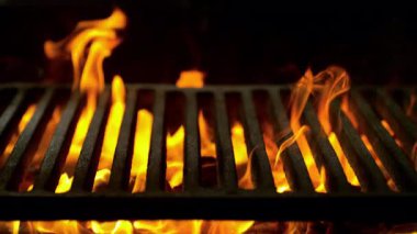 Hot Grill Grate 'in Süper Yavaş Çekimi. Alevler ve Parlayan Közlerle birlikte. Yüksek Hız Sinema Kamerası, 4K.