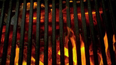 Hot Grill Grate 'in Süper Yavaş Çekimi Parlayan Közler ve Alevler ile 1000 fps' te. Yüksek Hız Sinema Kamerası, 4K.