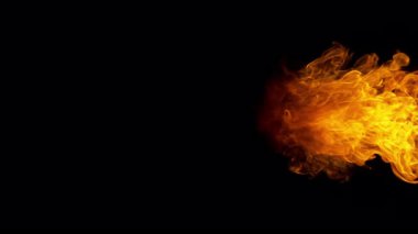 Süper Yavaş Hareketli Ateş Patlaması Kara Arkaplan 'da izole edildi. 4K 'de yüksek hızlı sinema kamerasıyla çekilmiş..