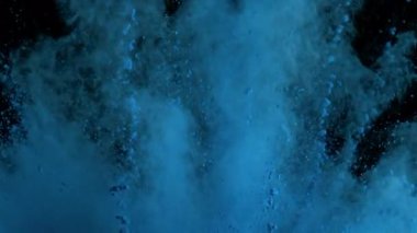 Süper Yavaş Çekim Mavi Renk Tozu Arkaplanı, 1000fps. Yüksek hızlı sinema kamerasıyla çekildi, 4K.