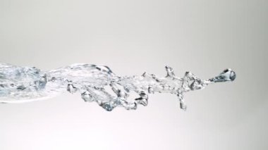 Süper Yavaş Çekim Su Sıçratma Beyaz Arkaplan 'da izole edildi. Yüksek Hız Sinema Kamerası, 4K.