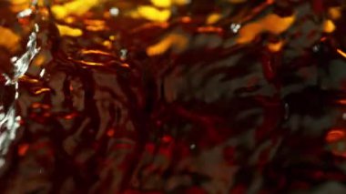 Sallanan Altın Sıvının Süper Yavaş Çekimi, 1000fps 'de. Yüksek Hız Sinema Kamerası, 4K.