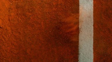 Tenis topu, Super Slow Motion, 1000fps 'ta Clay Court' a çarptı. Yüksek Hız Sinema Kamerası, 4K.
