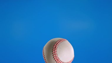 Beyzbol Topu Mavi Ekranda Süper Yavaş Harekette Uçuyor ve Dönüyor, 1000 fp. Birleşiklik ve spor görselleri için mükemmel.