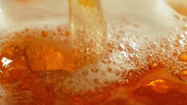 Süper Yavaş Hareket Ayrıntılı Atış. Doldurma ve Sıçratma Birası, 1000fps. Yüksek Hız Sinema Kamerası, 4k.