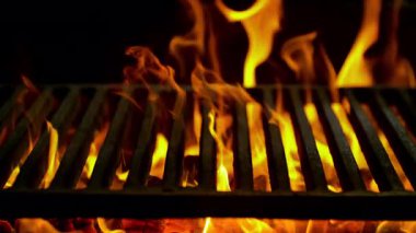 Hot Grill Grate 'in Süper Yavaş Çekimi. Alevler ve Parlayan Közlerle birlikte. Yüksek Hız Sinema Kamerası, 4K.