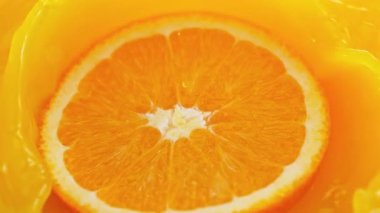 Süper Yavaş Çekim Portakal Dilimleme Taze Meyve Suyu 'na 300 metrede sıçrıyor. Yüksek Hız Sinema Kamerası, 4K.