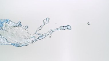 Süper Yavaş Çekim Su Sıçratma Beyaz Arkaplan 'da izole edildi. Yüksek Hız Sinema Kamerası, 4K.