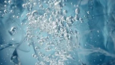 Kristal berrak suda 300 metrede Süper Yavaş Çekim Buz ve Hava Baloncukları. Yüksek Hız Sinema Kamerası, 4K.