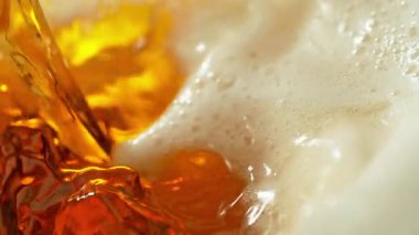 Süper Yavaş Hareket Ayrıntılı Atış. Doldurma ve Sıçratma Birası, 1000fps. Yüksek Hız Sinema Kamerası, 4k.