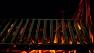 Hot Grill Grate 'in Süper Yavaş Çekimi. Alevler ve Parlayan Közlerle birlikte. Yüksek Hız Sinema Kamerası, 4K.