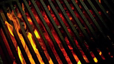 Hot Grill Grate 'in Süper Yavaş Çekimi Parlayan Közler ve Alevler ile 1000 fps' te. Yüksek Hız Sinema Kamerası, 4K.