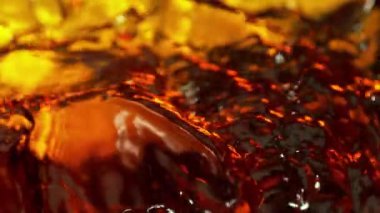 Sallanan Altın Sıvının Süper Yavaş Çekimi, 1000fps 'de. Yüksek Hız Sinema Kamerası, 4K.