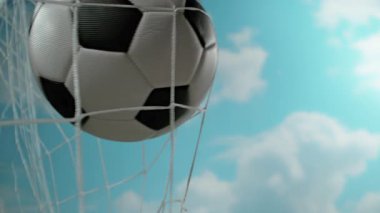 Super Slow Motion Futbol Topu Mavi Gökyüzü Arkaplanı ile Gol Ağı 'na çarpıyor. Yüksek Hız Sinema Kamerası, 4K.