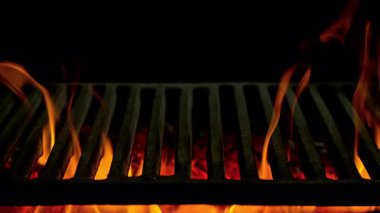 Hot Grill Grate 'in Süper Yavaş Çekimi. Alevler ve Parlayan Közlerle birlikte. Yüksek Hız Sinema Kamerası, 4K.