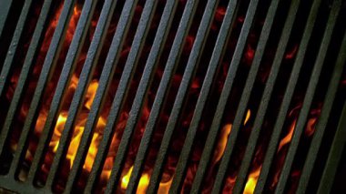 Hot Grill Grate 'in Süper Yavaş Çekimi Parlayan Közler ve Alevler ile 1000 fps' te. Yüksek Hız Sinema Kamerası, 4K.