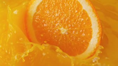 Süper Yavaş Çekim Portakal Dilimleme Taze Meyve Suyu 'na 300 metrede sıçrıyor. Yüksek Hız Sinema Kamerası, 4K.
