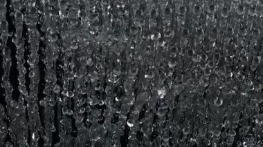 Su Damlalarının Süper Yavaş Çekimi Kara Arkaplan 'da izole edilmiş bir şekilde uçuyor, 1000 fps. Yüksek Hız Sinema Kamerası, 4K.