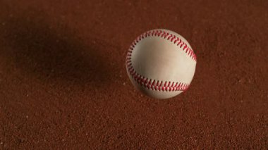 Beyzbol topu Clay 'e Süper Yavaş Çekimde çarpıyor, 1000fps. Yüksek Hız Sinema Kamerası, 4K.