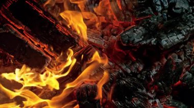 Yanmış odunlar, közler ve kıvılcımlarla yanan şöminenin süper yavaş hareketi. Yüksek Hız Sinema Kamerası, 4k.