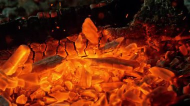 Parlayan Közlerin Süper Yavaş Hareketi ve Kıvılcımlar, 1000fps. Yüksek Hız Sinema Kamerası, 4k.