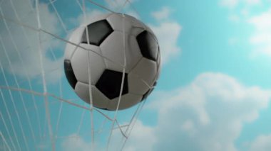 Super Slow Motion Futbol Topu Mavi Gökyüzü Arkaplanı ile Gol Ağı 'na çarpıyor. Yüksek Hız Sinema Kamerası, 4K.