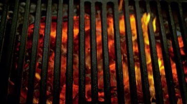 Hot Grill Grate 'in Süper Yavaş Çekimi Parlayan Közler ve Alevler ile 1000 fps' te. Yüksek Hız Sinema Kamerası, 4K.