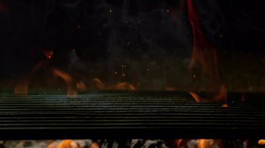 Hot Grill Grate 'in Süper Yavaş Çekimi. Alevler ve Parlayan Közlerle birlikte. Yüksek Hız Sinema Kamerası, 4K.