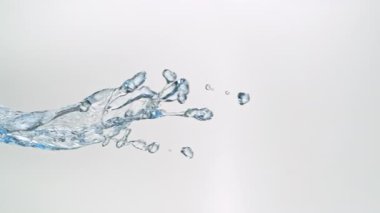 Süper Yavaş Çekim Su Sıçratma Beyaz Arkaplan 'da izole edildi. Yüksek Hız Sinema Kamerası, 4K.