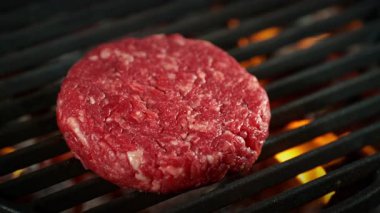 Süper Yavaş Çekim Hamburger Etleri Alevler ve Közlerle Sıcak Izgaraya Düşüyor. Yüksek Hız Sinema Kamerası, 4K.