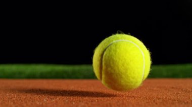 Tenis topu Clay 'e Süper Yavaş Hareket' te çarpıyor, 1000fps. Yüksek Hız Sinema Kamerası, 4K.