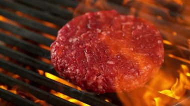 Süper Yavaş Çekim Hamburger Etleri Alevler ve Közlerle Sıcak Izgaraya Düşüyor. Yüksek Hız Sinema Kamerası, 4K.