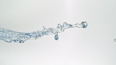 Süper Yavaş Çekim Su Sıçratma Beyaz Arkaplan 'da izole edildi. Yüksek Hız Sinema Kamerası, 4K.