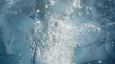 Kristal berrak suda 300 metrede Süper Yavaş Çekim Buz ve Hava Baloncukları. Yüksek Hız Sinema Kamerası, 4K.