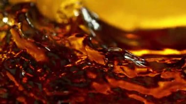 Sallanan Altın Sıvının Süper Yavaş Çekimi, 1000fps 'de. Yüksek Hız Sinema Kamerası, 4K.