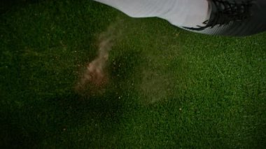 Süper Yavaş Topa Tekmeleme Hareketi, 1000fps. Ayrıntılı çekim. Yüksek Hız Sinema Kamerası, 4K.