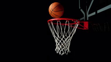Basketbol topunun süper yavaş hareketi Hoop Net 'ten 1000fps hızla geçiyor. Yüksek Hız Sinema Kamerası, 4K.