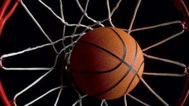 Basketbol topunun süper yavaş hareketi Hoop Net 'ten 1000fps hızla geçiyor. Yüksek Hız Sinema Kamerası, 4K.