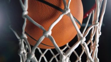 Basketbol topunun süper yavaş hareketi Hoop Net 'ten 1000fps hızla geçiyor. Yüksek Hız Sinema Kamerası, 4K.