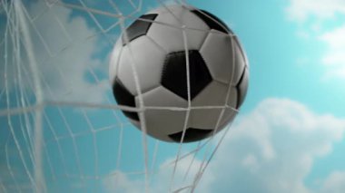 Super Slow Motion Futbol Topu Mavi Gökyüzü Arkaplanı ile Gol Ağı 'na çarpıyor. Yüksek Hız Sinema Kamerası, 4K.