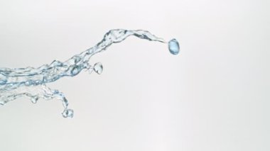 Süper Yavaş Çekim Su Sıçratma Beyaz Arkaplan 'da izole edildi. Yüksek Hız Sinema Kamerası, 4K.