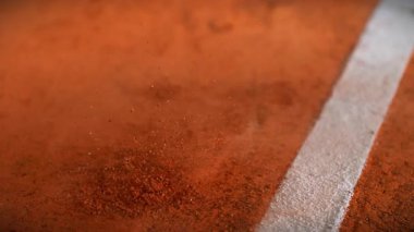 Tenis topu, Super Slow Motion, 1000fps 'ta Clay Court' a çarptı. Yüksek Hız Sinema Kamerası, 4K.