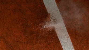 Tenis Topu, Clay Court 'ta Super Slow Motion' da 1000fps çizgisine çarptı. Yüksek Hız Sinema Kamerası, 4K.